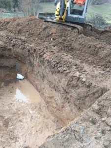Terrassement d'un fond de pose draine pour la pose d'une filiere type ecoflo 5EH pack sortie haute vers Limoges en haute-vienne